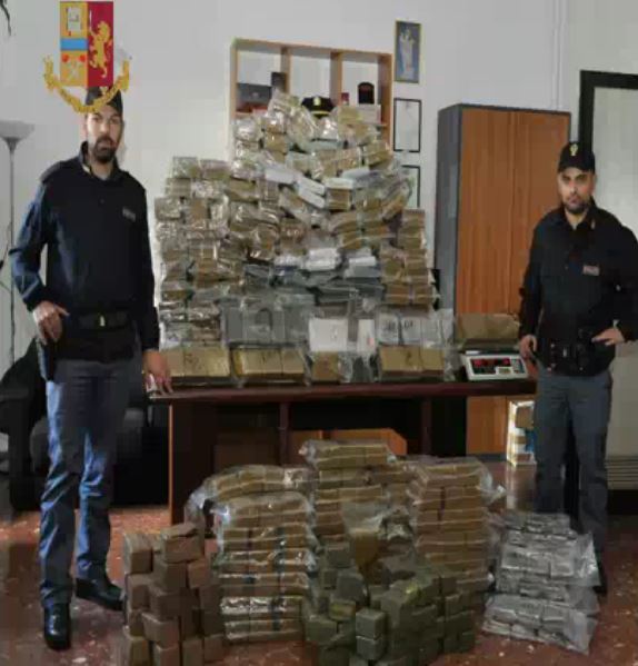 Ostia, maxi sequestro (6 quintali) di hashish. Arrestati due romani