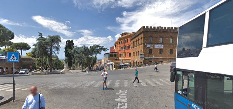 Via il capolinea autobus  da piazza Aldo Moro