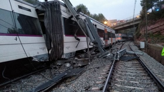 Barcellona, deraglia un treno di pendolari: un morto e cinque feriti