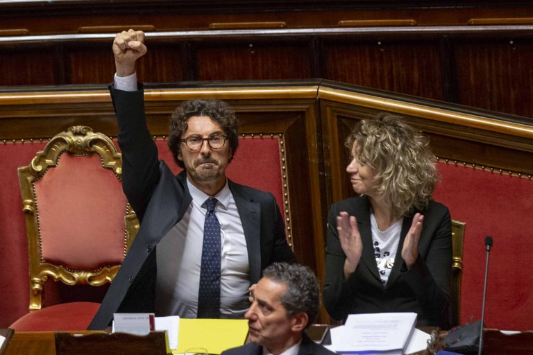 E’ Legge il Decreto su Genova. Il Senato approva tra mille polemiche: Toninelli saluta a pugno chiuso