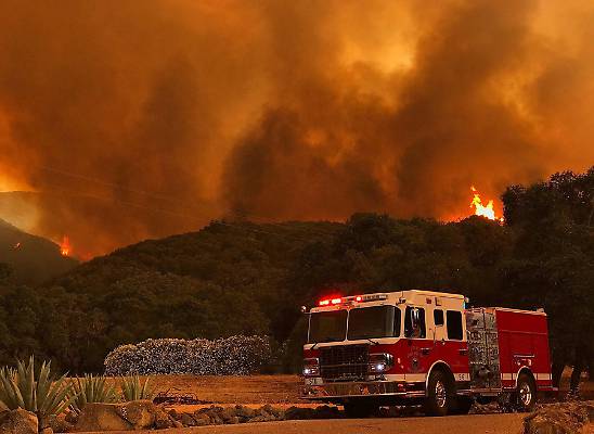 Apocalisse di fuoco in California: nove le vittime, 250mila persone in fuga