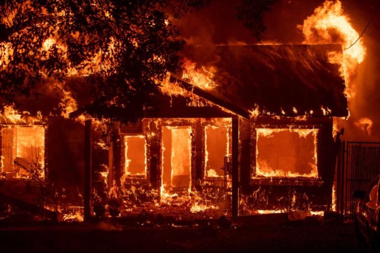 Inferno di fuoco in California: i morti sono 42, distrutte oltre 7mila case