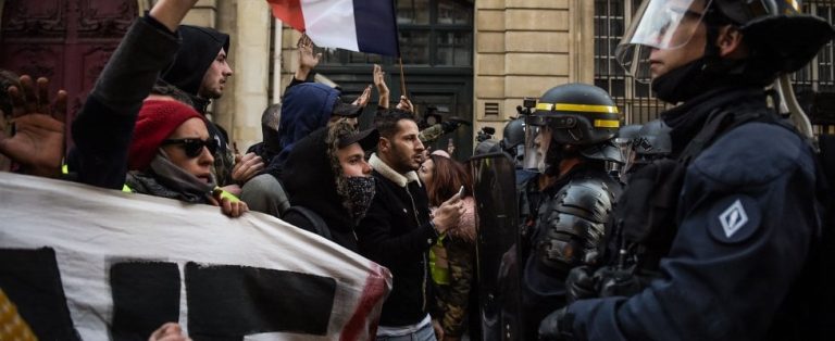 Francia, la protesta passa dai gilet gialli a quelli blu