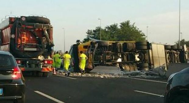 Roma, traffico paralizzato sul Gra: si è ribaltato un camion