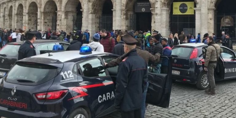 Turista derubato mentre fotografava il Colosseo, arrestati quattro romeni