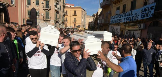 Casteldaccia, la rabbia dei parenti delle vittime ai funerali: “Non c’era nessuno del governo”