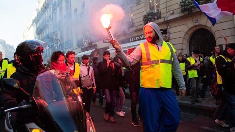 Francia, prosegue la protesta dei “gilet gialli”  contro il presidente Macron
