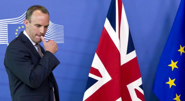 Londra, governo May in difficoltà, si dimette il ministro per Brexit e un sottosegretario