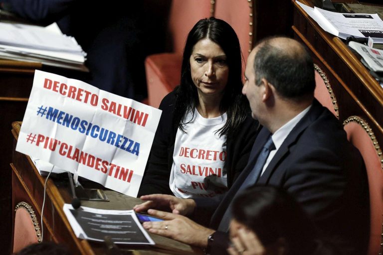 Il decreto sicurezza rischia di spaccare i grillini, lettera di 19 deputati: “Va cambiato”. Salvini è sicuro: “O diventa legge o salta tutto