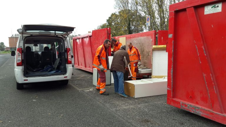 Raccolta pile esauste, batterie, pc, lampadine e televisori. 11 centri di raccolta aperti domenica dalle 7 alle 13 a Roma