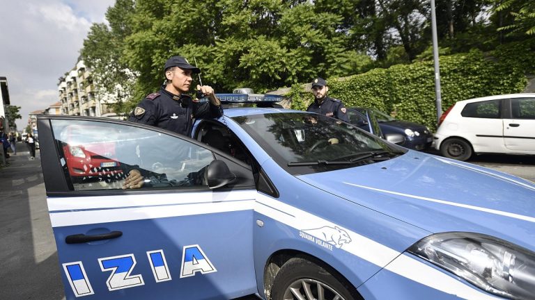 Varese, giovane di 15 anni sequestrato, legato ad una sedia e torturato con spray urticante e acqua fredda da quattro coetanei