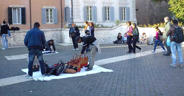 Roma, controlli a tappeto in centro storico della polizia contro l’abusivismo commerciale: multe e denunce
