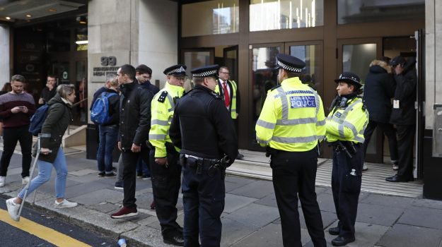Londra, uomo armato di machete ha fatto irruzione nelle sede della Sony: ferite due persone