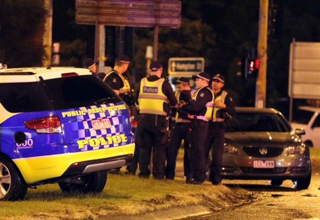 Australia, attentato con il coltello: un morto e due feriti a Melbourne, l’Isis ha rivendicato l’attacco