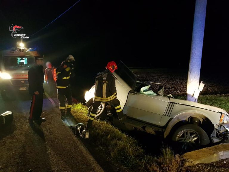 Argelato (Bo), due ragazzi non si fermano ad un posto di blocco e poi si schiantano contro un palo della luce: entrambi sono morti