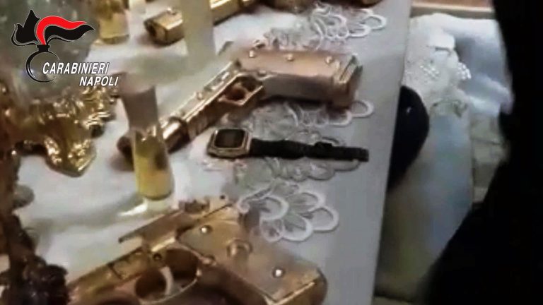 Napoli, gli spacciatori di droga festeggiano con confetti a forma di proiettili ad una comunione