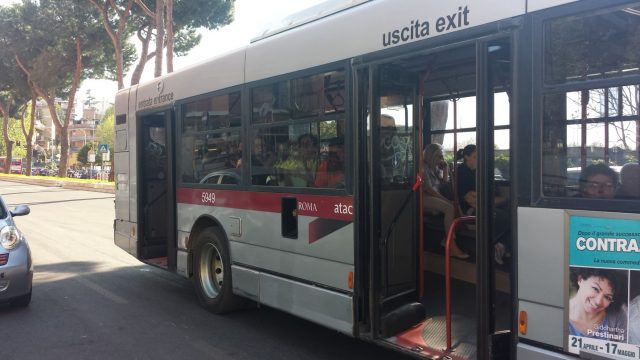Luci rosse sul bus Atac 280, due giovani denunciati