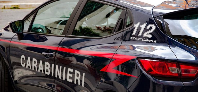 Orrore ad Anzio: trovati tra i rifiuti nella loro casa, quattro bimbi tra i sette e nove anni dopo la morte improvvisa del padre