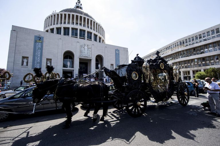 Interdittiva antimafia alla società che si occupò dei funerali show di Vittorio Casamonica. Salvini: “Sull’operazione Casamonica siamo solo all’inizio”