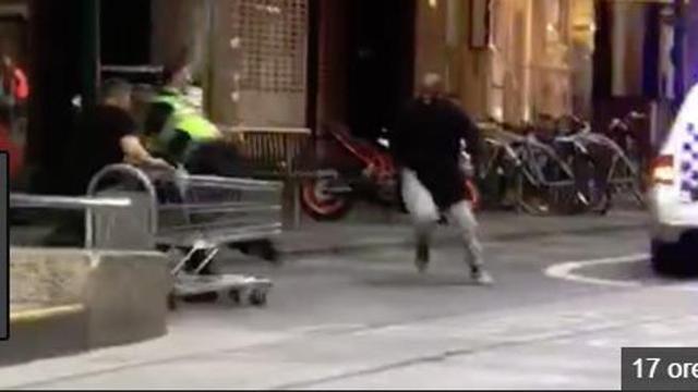 Australia: l’homeless che ha lanciato il carrello contro il terrorista ha ricevuto donazioni per oltre 123mila dollari