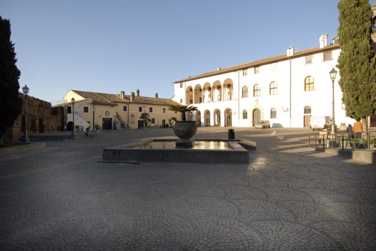 Rattoppi in piazza Santa Maria, cittadini indignati