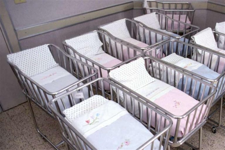 Istat: natalità ancora in calo in Italia, con i decessi che superano le nascite