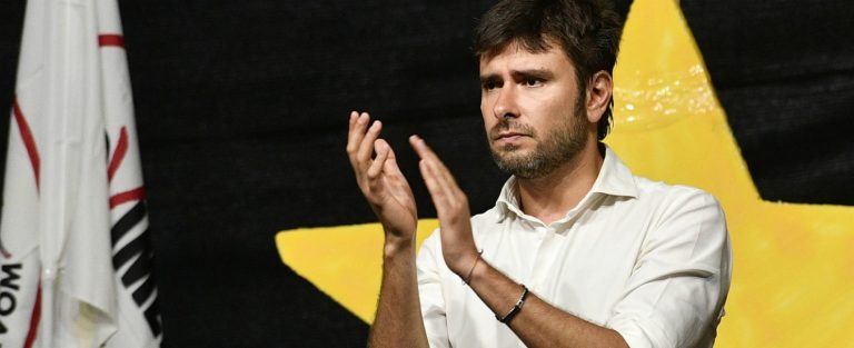 Di Battista appoggia il pugno chiuso di Toninelli