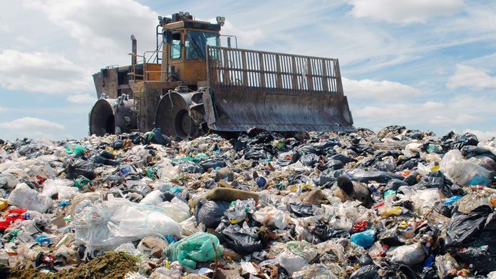 Rifiuti, la Commissione europea fa causa all’Italia per la gestione delle discariche