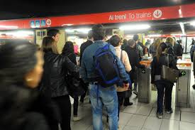 Milano, frenata improvvisa della metro linea 1, dieci persone contuse