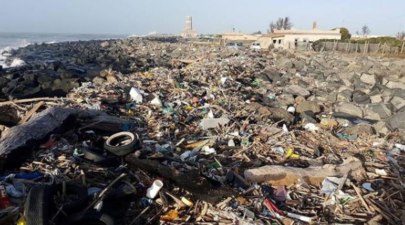 Fiumicino, il sindaco Montino denuncia: “Sulle nostre coste sversate tonnnellate di rifiuti”