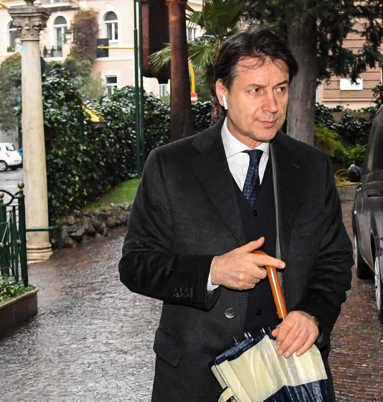 Basta roghi tossici, il governo Conte presenta il piano rifiuti a Caserta