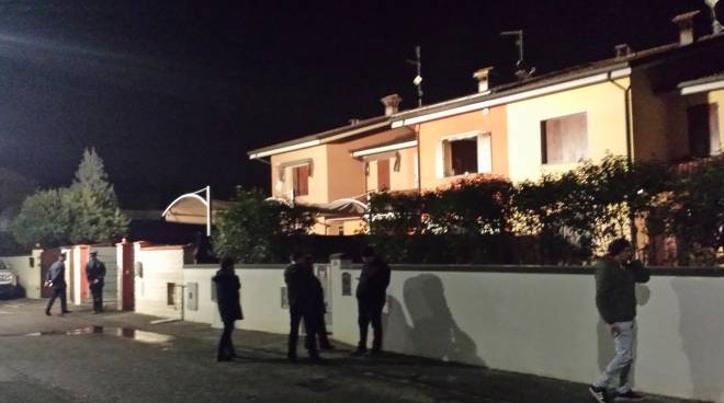 Tragedia a Sabbioneta (Mantova): per punire la moglie incendia la casa e muore il figlio di 11 anni