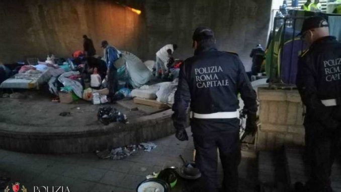 Operazione bonifica della Polizia Municipale, due agenti feriti alle Terme di Traiano