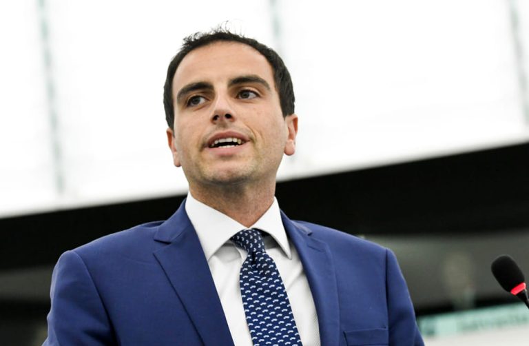 L’europarlamentare M5S Marco Valli si autosospende per la vicenda del “cv fantasma”