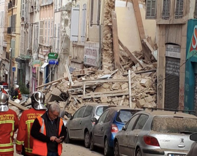 Marsiglia, crollati due palazzi: i vigili del fuoco scavano tra le macerie