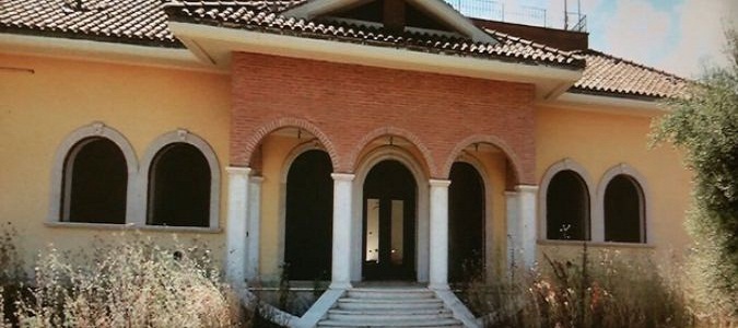 Zingaretti promette: “Il 26 novembre abbattiamo una villa abusiva dei Casamonica”