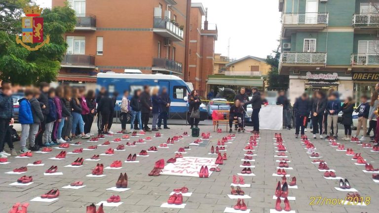 Camper della Polizia di Stato contro la violenza di genere a Casalotti (Roma)