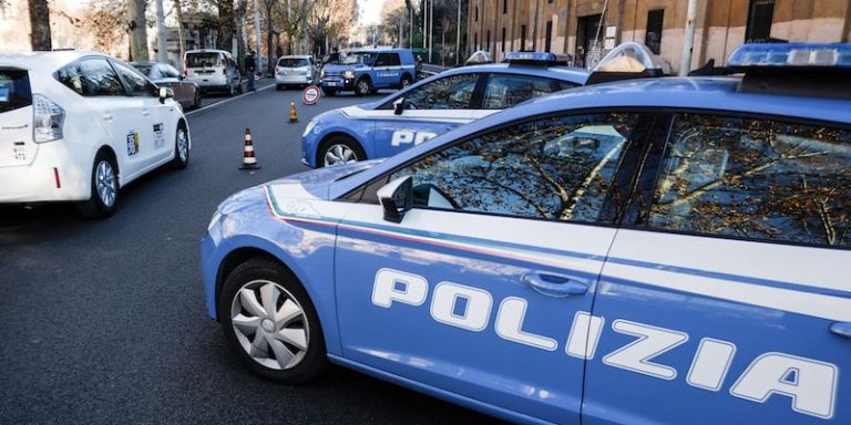 Borghesiana, rumeno si scaglia contro gli agenti della Polizia di Stato: arrestato