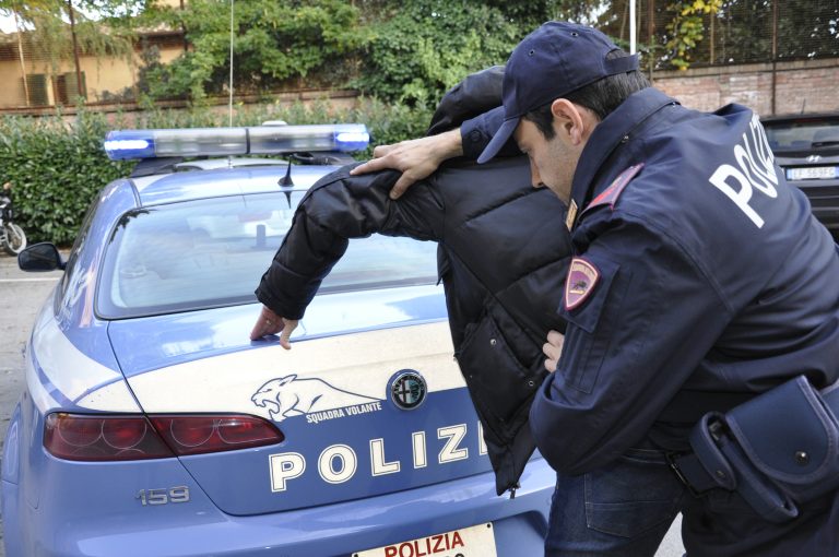 19enne arrestato a piazza Bologna. Rapinava coetanei e giovanissimi