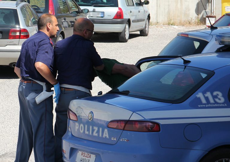 Tenta di uccidere la moglie con un coltello, arrestato un 40enne