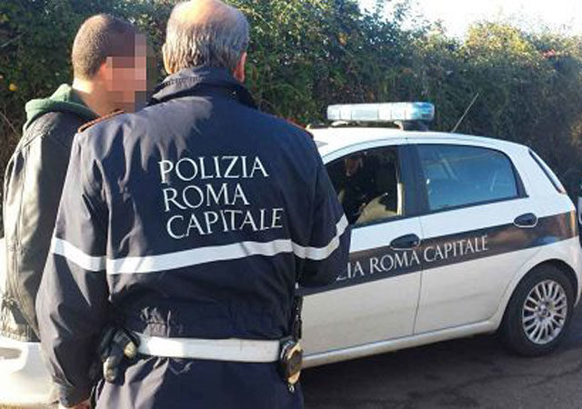 La Polizia di Roma Capitale libera a Tor Bella Monaca un alloggio popolare occupato abusivamente da componenti di una nota famiglia sinti