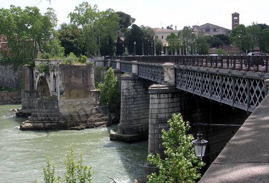 Roma, cede una fascia di ferro sotto il ponte Palatino