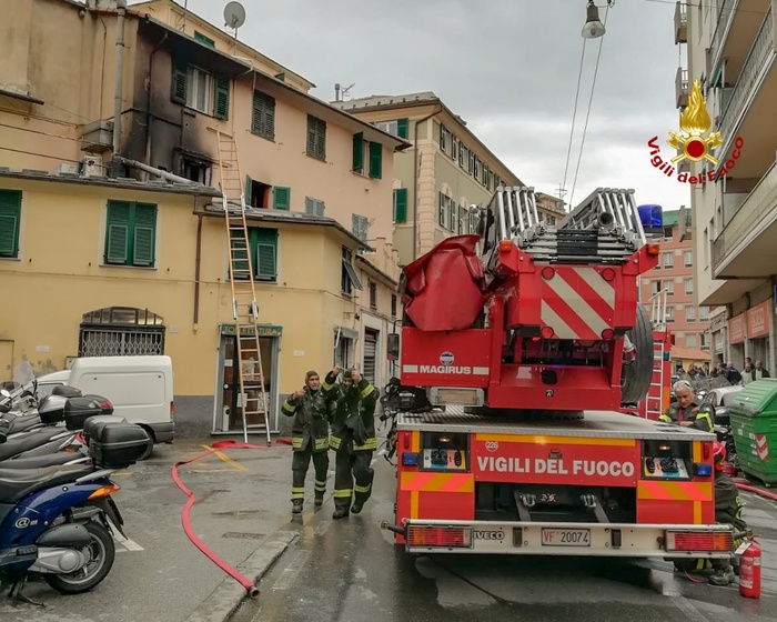 Via Prenestina, incendio nell’ex Hotel Eurostar, dieci persone ferite