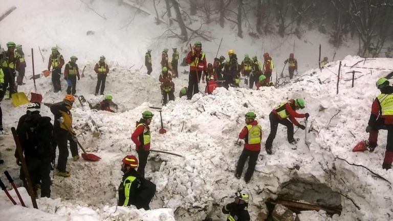 Strage dell’Hotel Rigopiano, a giudizio in 25 e proscioglimento per 15