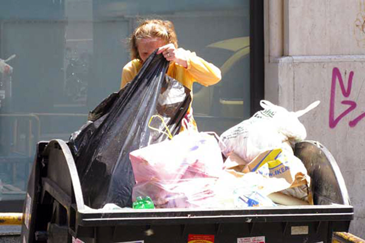 Roma: vietato il ‘rovistaggio’, malgrado le ‘suppliche’ all’Amministrazione delle organizzazioni caritatevoli