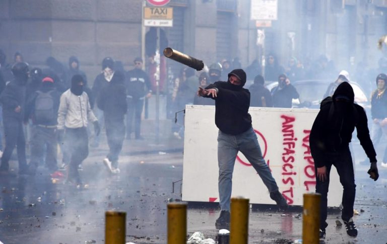 Salvini a Napoli, momenti di tensione alla Galleria Umberto