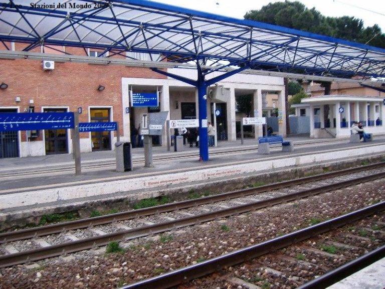 Sfiorata la tragedia alla stazione: una signora attraversa i binari e cade, soccorsa dai medici del 118