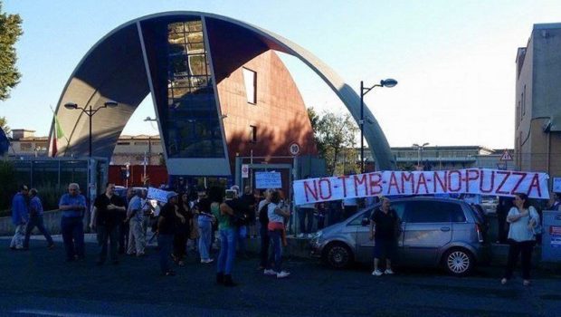 I cittadini del terzo Municipio davanti a Montecitorio. Protesta per l’inquinamento del Tmb del Salario