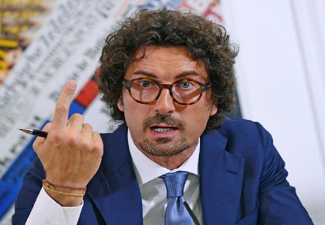 Toninelli rilancia: “Pd e Forza Italia si sono confusi tra la brava gente cercando di nascondere decenni di disastri”
