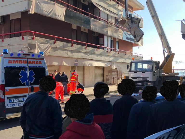 Taranto: cadono da una gru, morti due operai